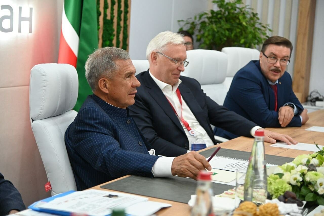 Минниханов встретился с председателем правления банка «Россия»