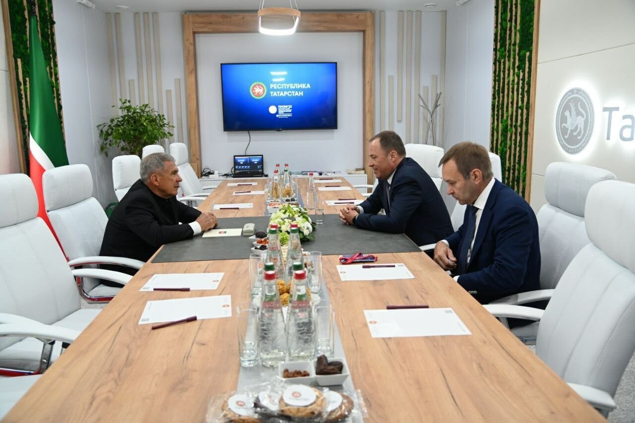 Минниханов и Комаров обсудили реализацию проектов в ПФО