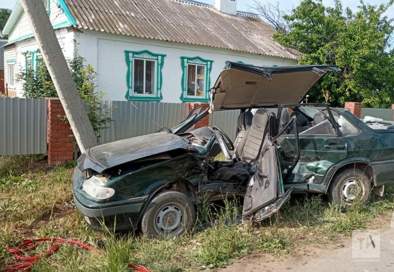 Авто влетело в столб, столкнувшись с легковушкой в Татарстане, водитель в больнице