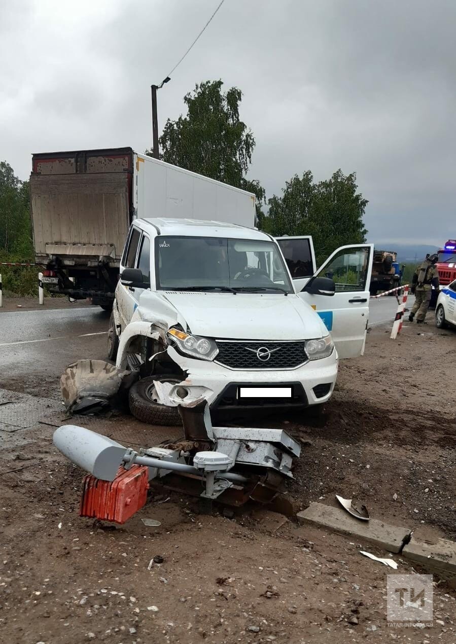 Один человек пострадал при столкновении УАЗ с автокраном под Альметьевском