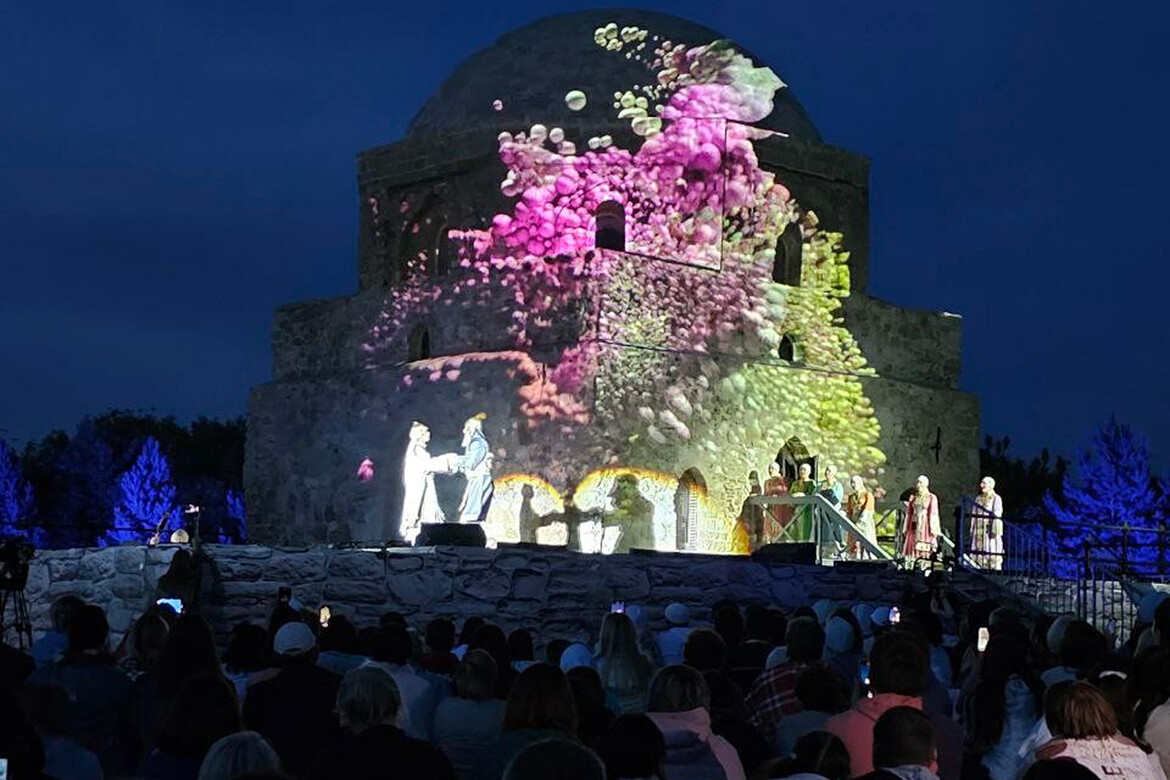 Минниханов показал моменты светового шоу к опере «Кара пулат» в Болгаре