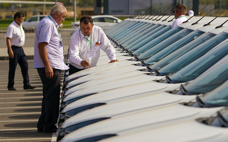 Авто, продукты и путевки в Турцию: как отреагируют цены на евро за 100 рублей