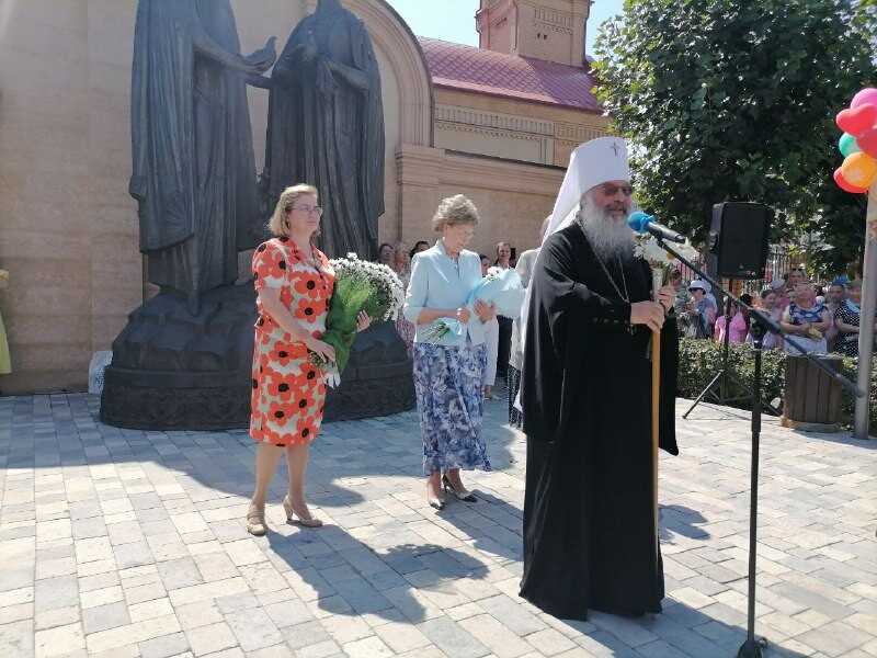 Митрополит Кирилл и Татьяна Ларионова возложили цветы к памятнику Петра и Февронии