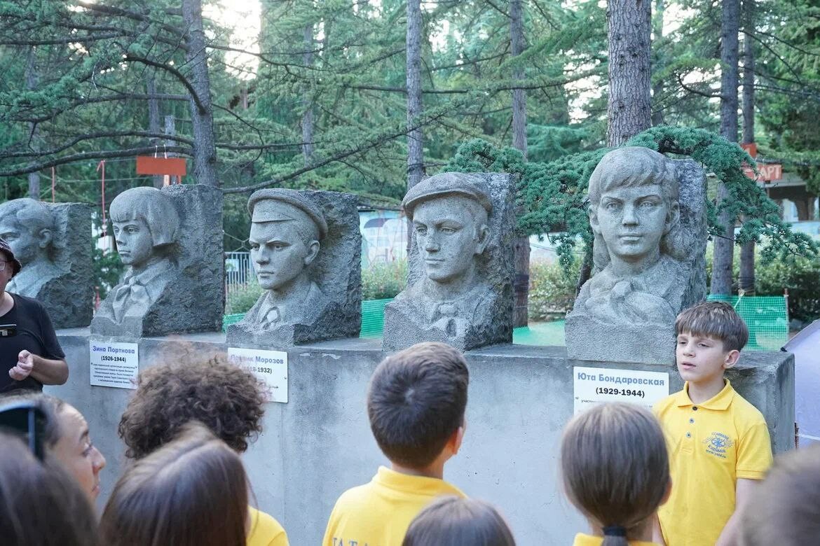 Победители фестиваля «Созвездие–Йолдызлык» прибрались на аллее пионеров-героев в Крыму