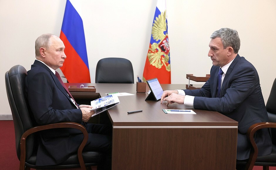 Путин провел встречу с губернатором Амурской области Орловым