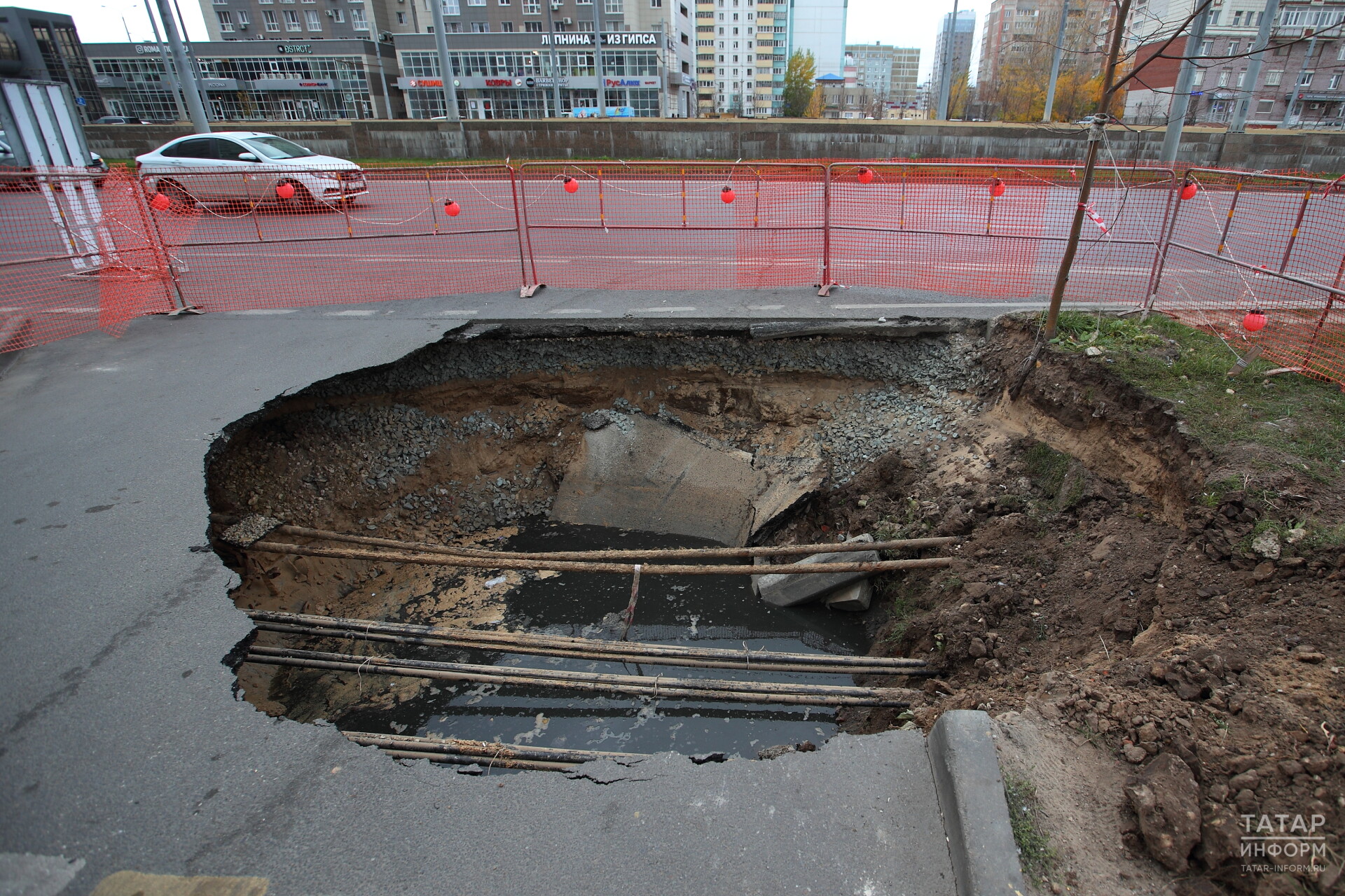 Провал асфальта на ул.Лукина в Казани устранят в начале 2024 года