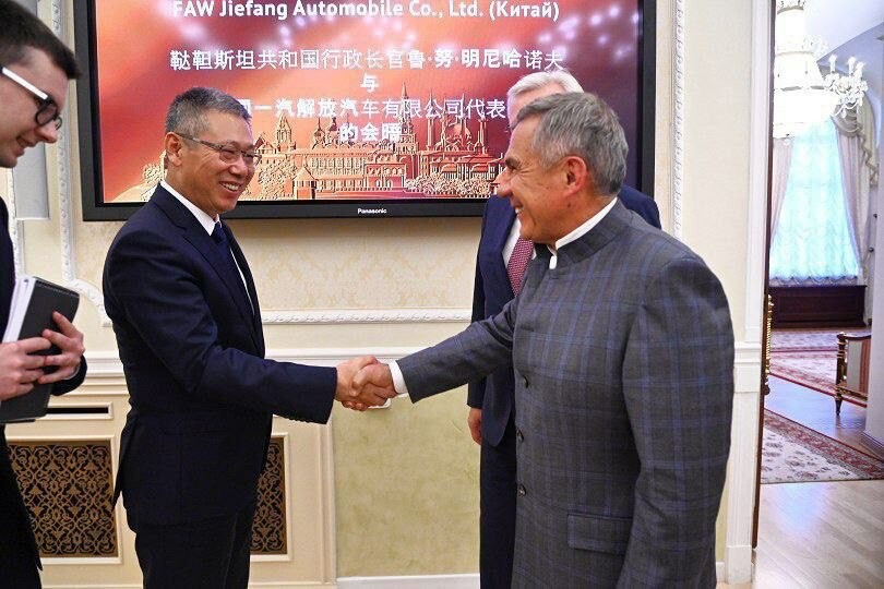 Минниханов встретился с делегацией китайской автомобилестроительной компании FAW