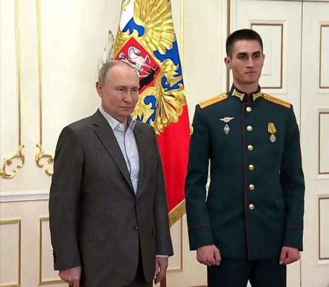 Владимир Путин наградил военнослужащего из Менделеевска личным табельным оружием