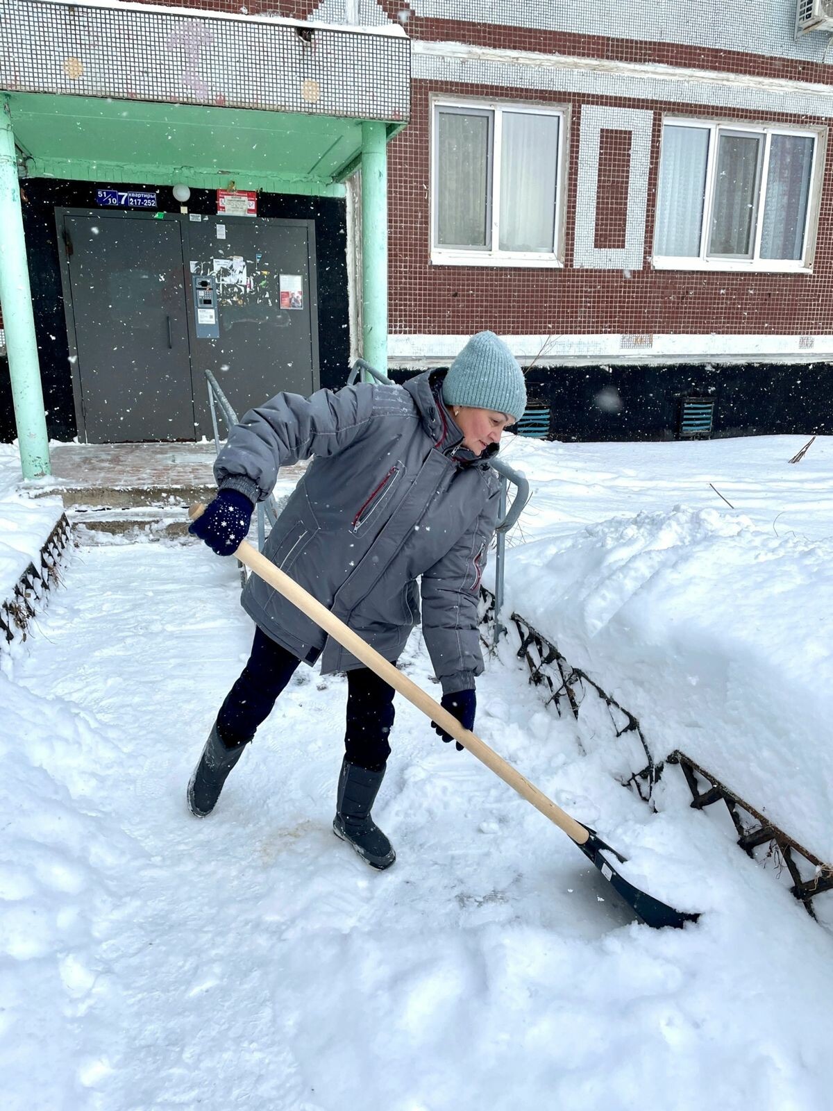 Жители четырех домов в Челнах помогли дворникам с уборкой снега после обильного снегопада