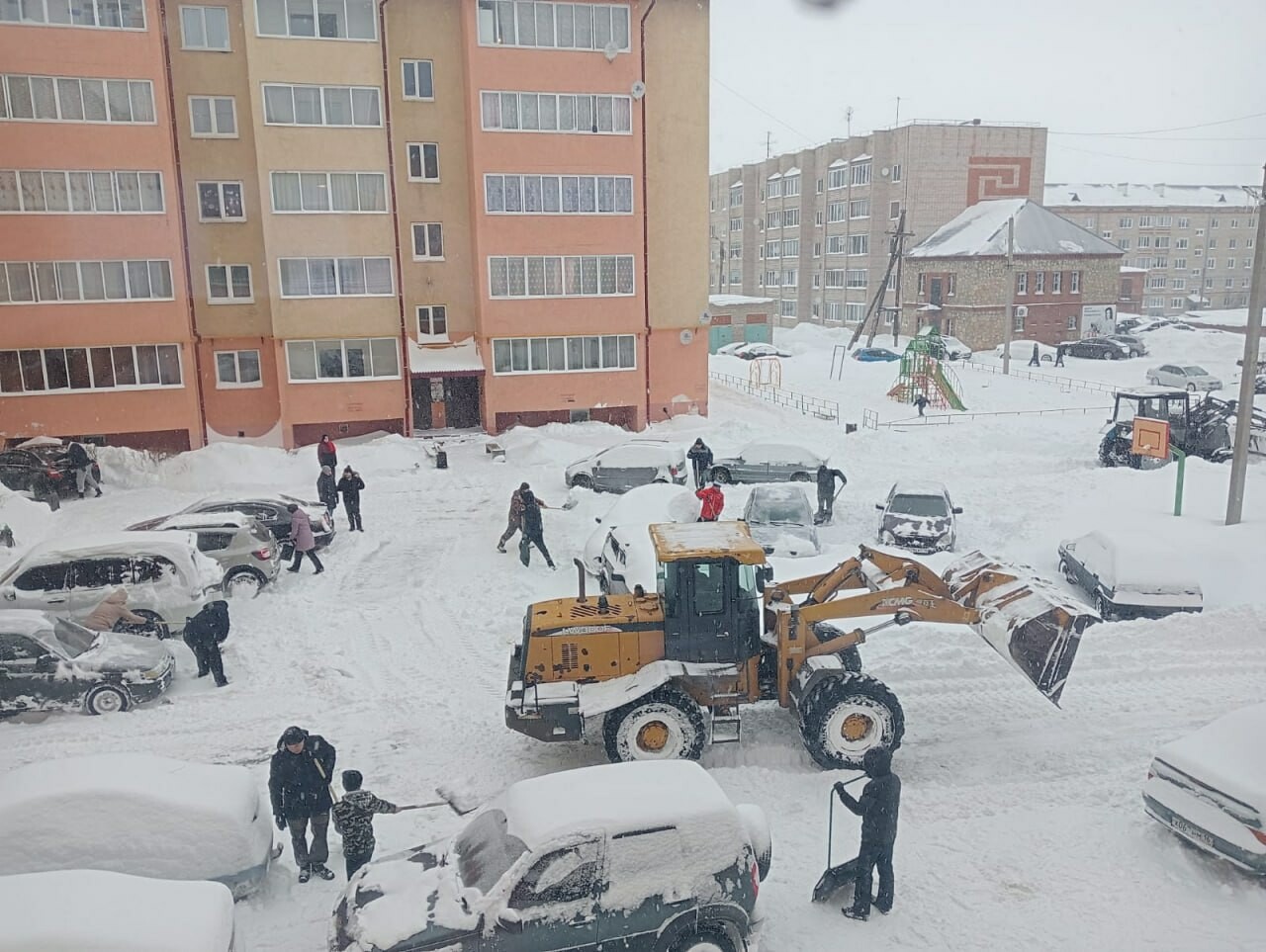 В Агрызе семьи с детьми вышли на субботники по уборке снега
