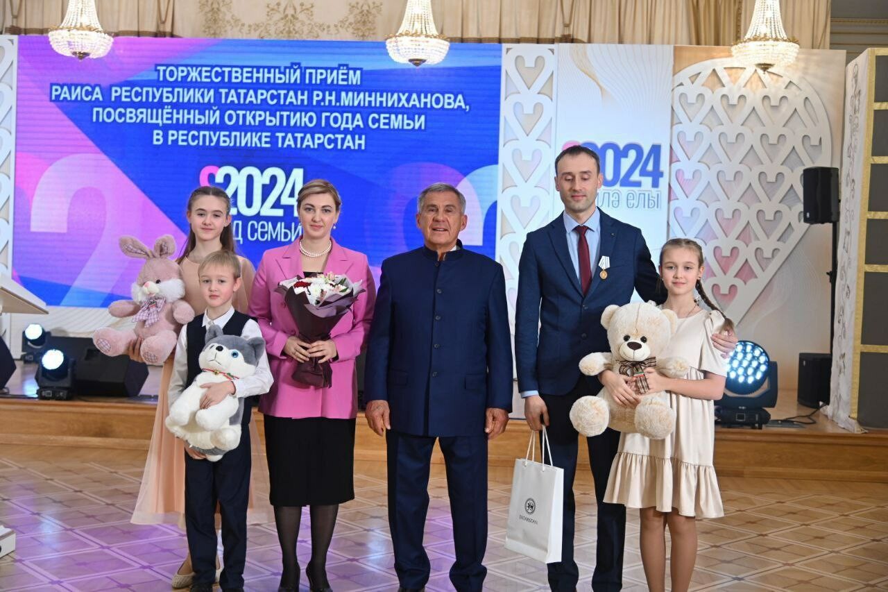 Минниханов показал фотографии со встречи с многодетными семьями Татарстана