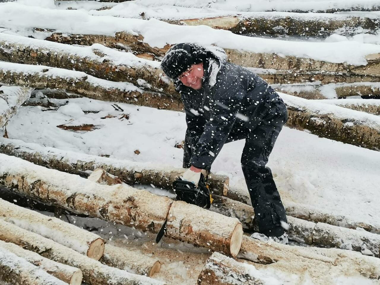 «Чтобы помощь приносила пользу»: актанышцы доставили дрова семьям бойцов СВО
