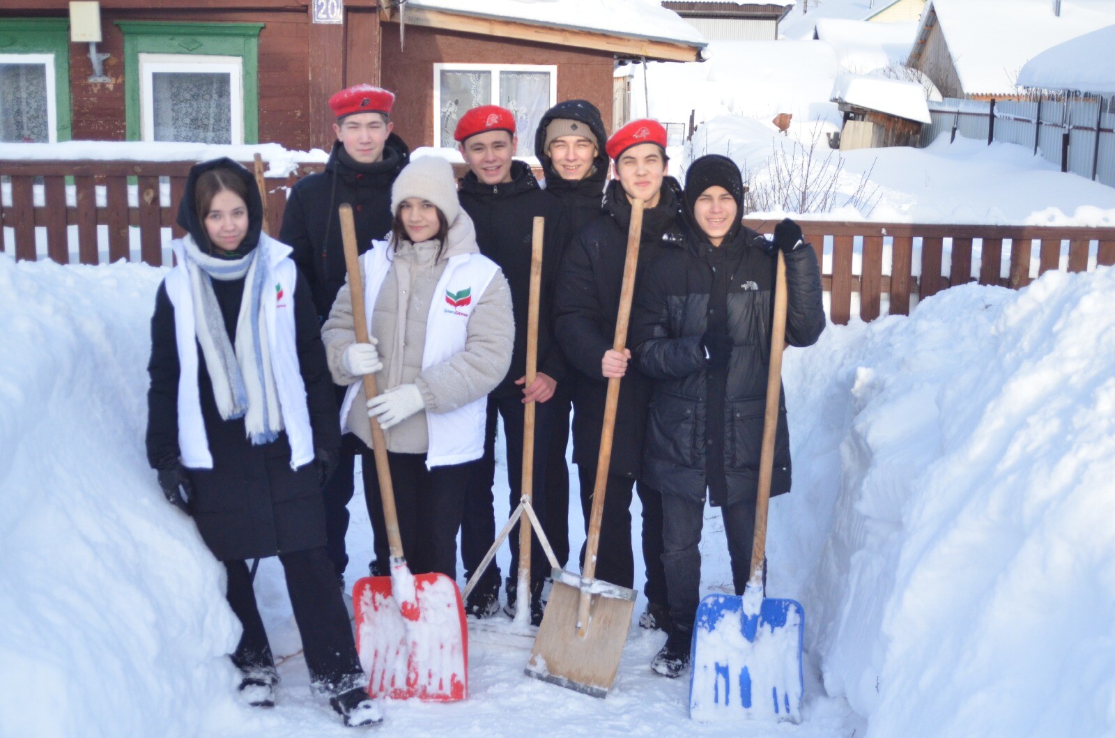 Волонтеры Бавлов помогли пожилой жительнице очистить территорию дома от сугробов