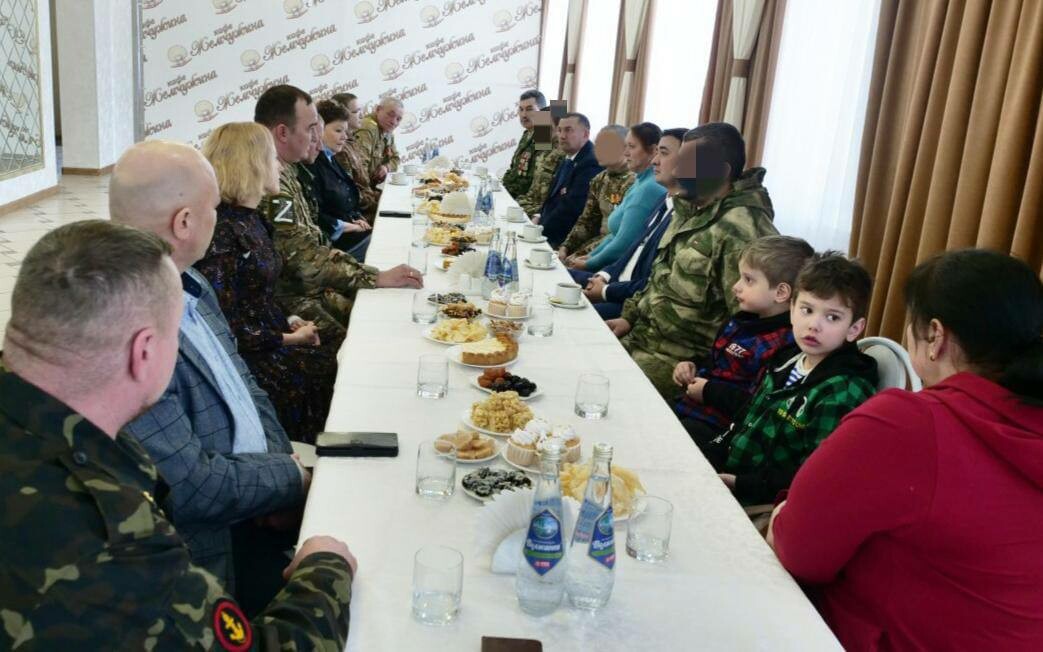 «Мы с гордостью смотрим на бойцов»: глава Буинска встретился с военными в отпуске