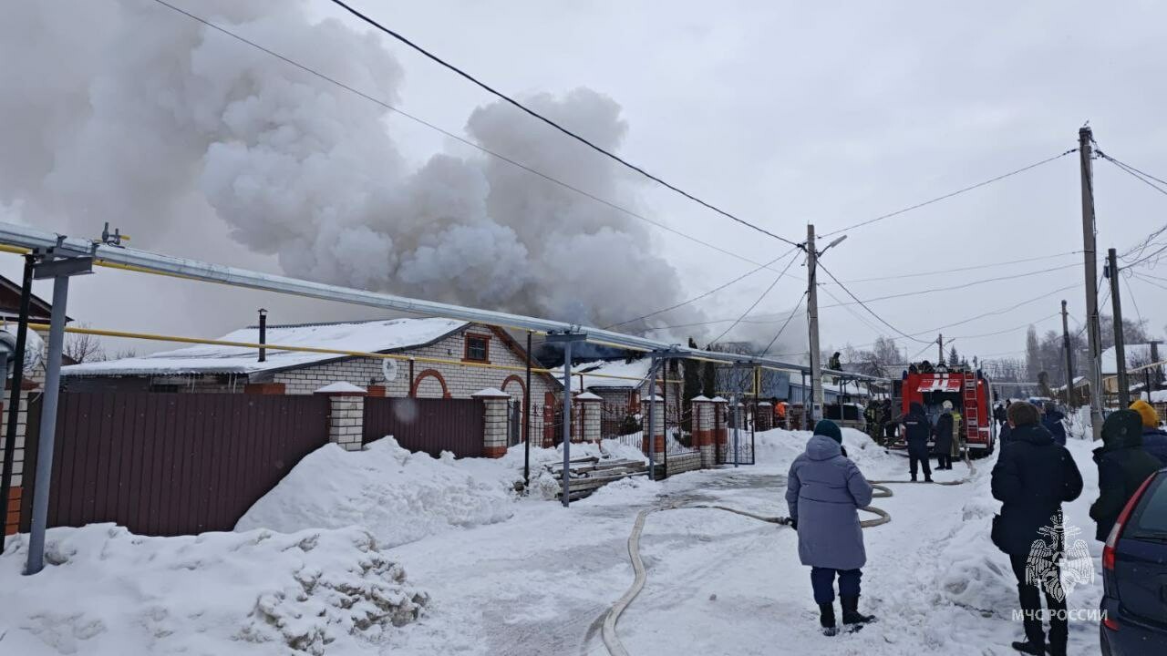 В челнинском поселке ЗЯБ пожарные потушили горящий частный дом