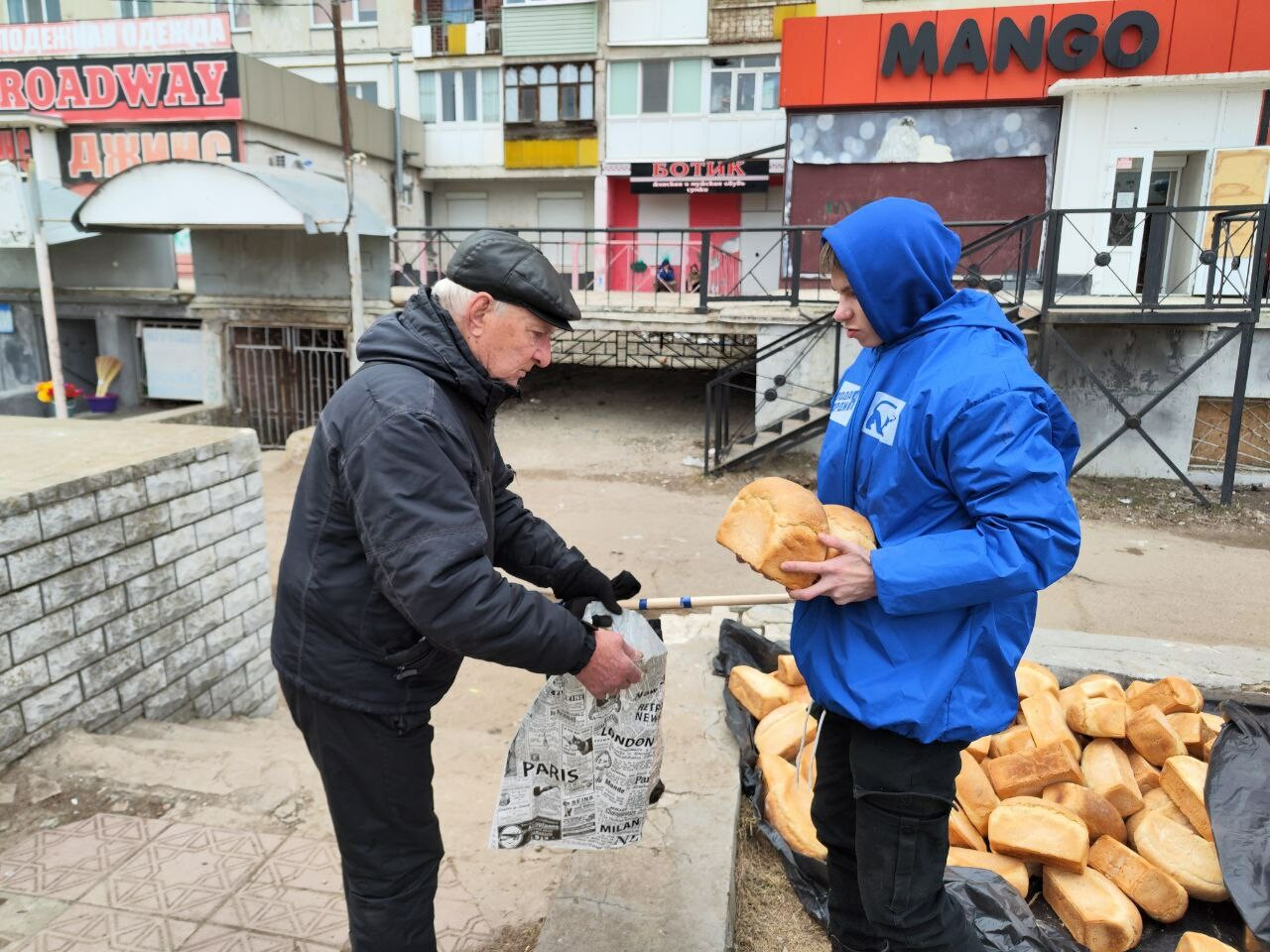 Молодогвардейцы Татарстана раздали 100 порций горячего обеда жителям Лисичанска