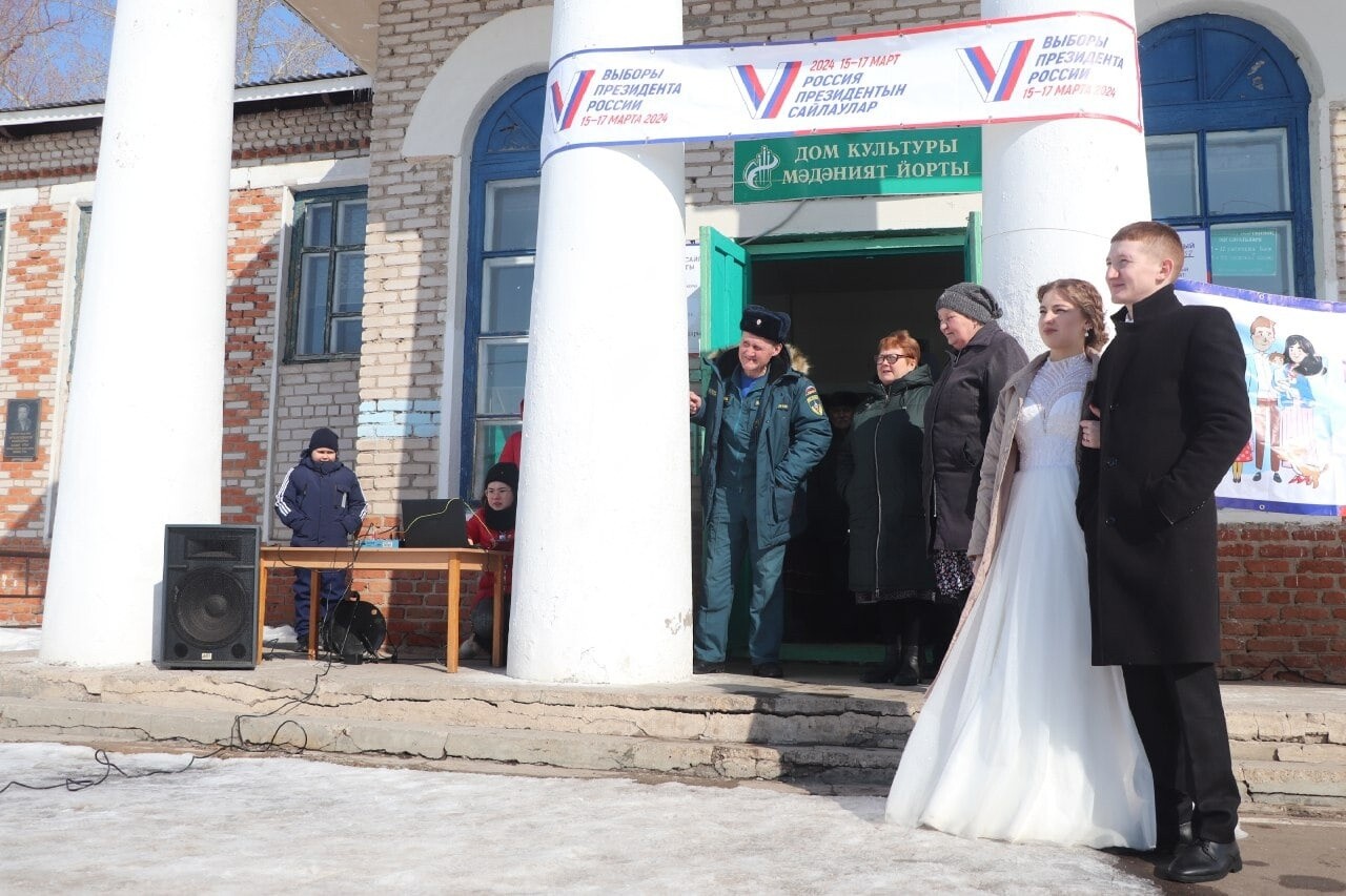 В Татарстане уже вторая пара приехала из ЗАГСа на избирательный участок для выборов