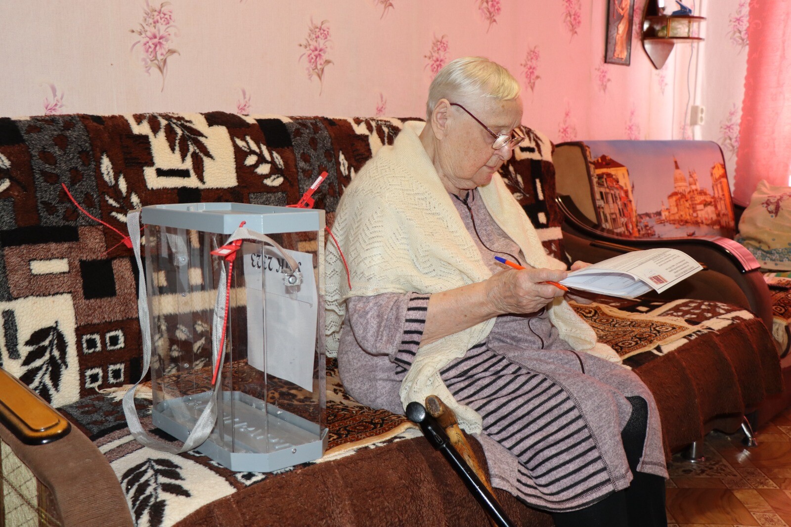 Жительница Нурлата на дому проголосовала в свой 91-й день рождения