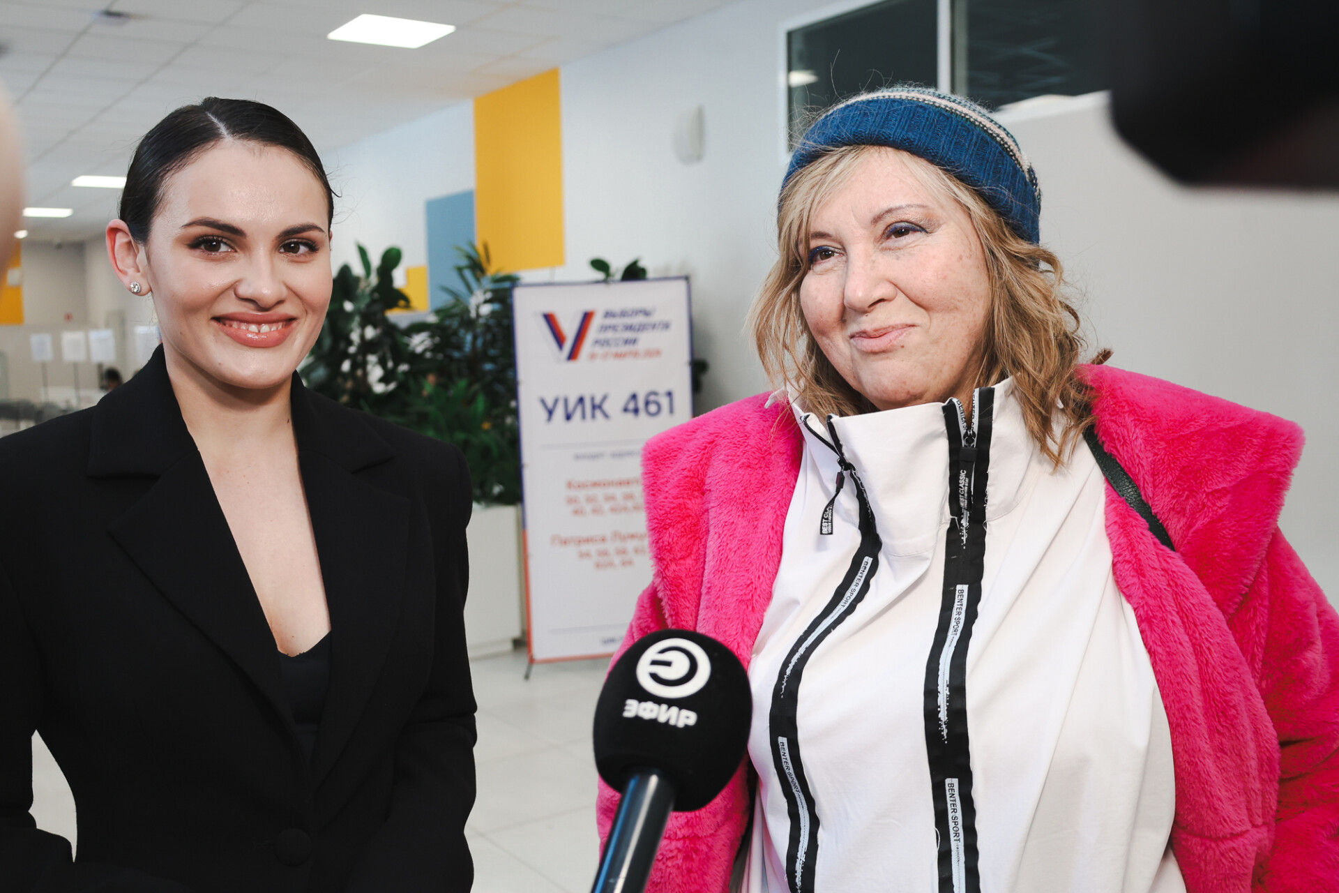 Певица Анастасия Макарова и Миляуша Таминдарова спели для избирателей на участке в Казани