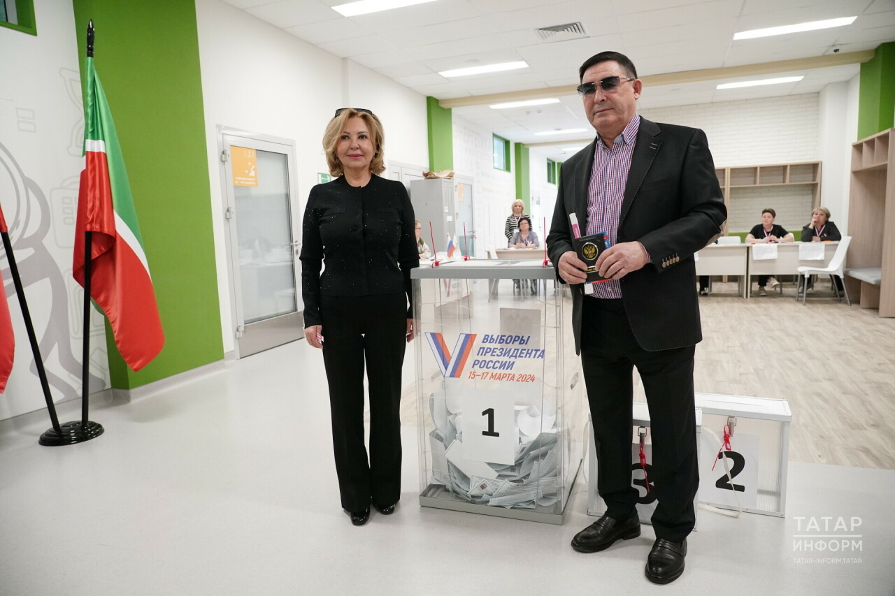 Салават Фатхутдинов на избирательный участок пришел с женой: Мы сами выбираем свою судьбу