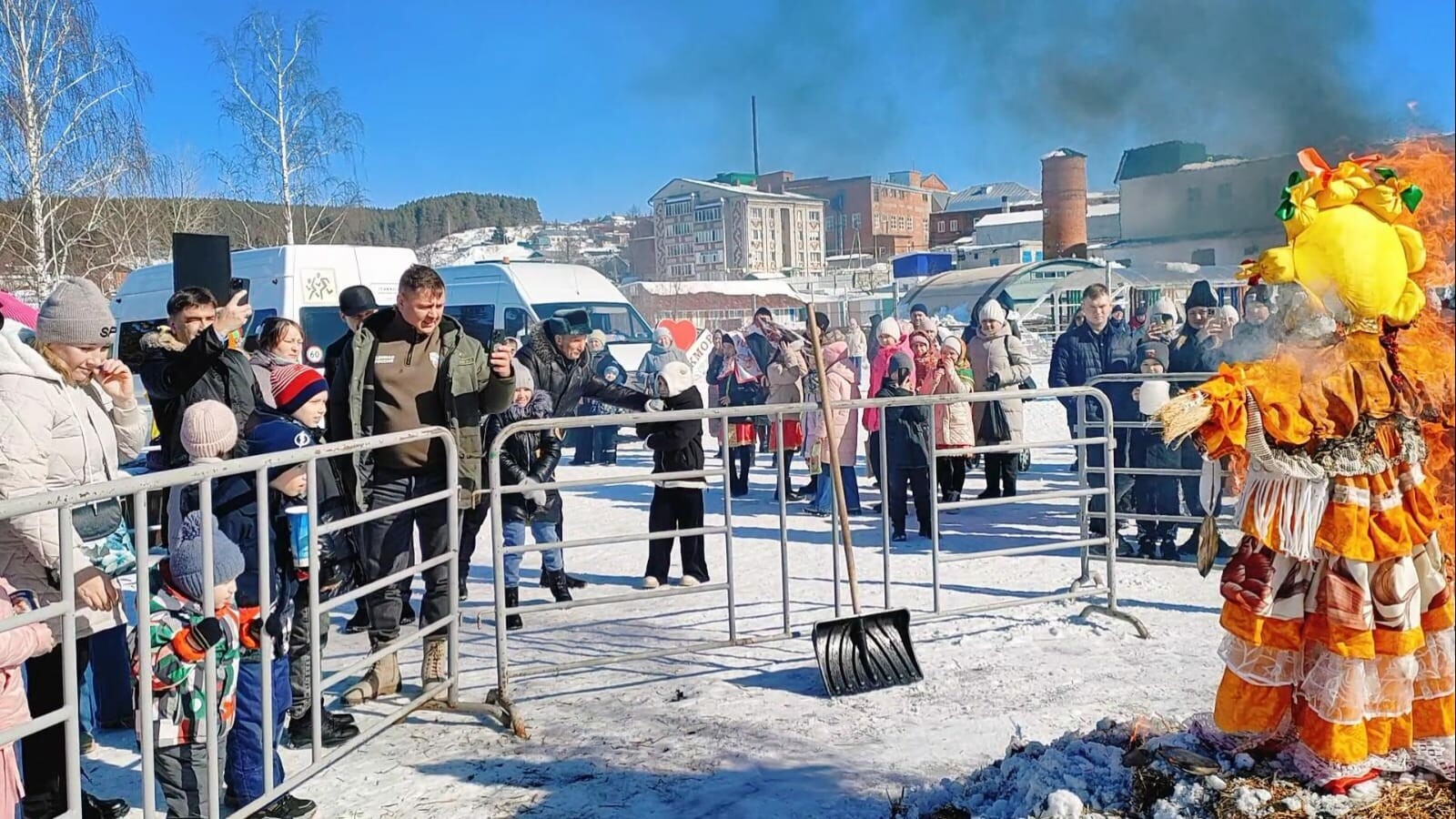 «Люди идут на выборы, потом на праздник»: депутат Госдумы отметил Масленицу в Кукморе