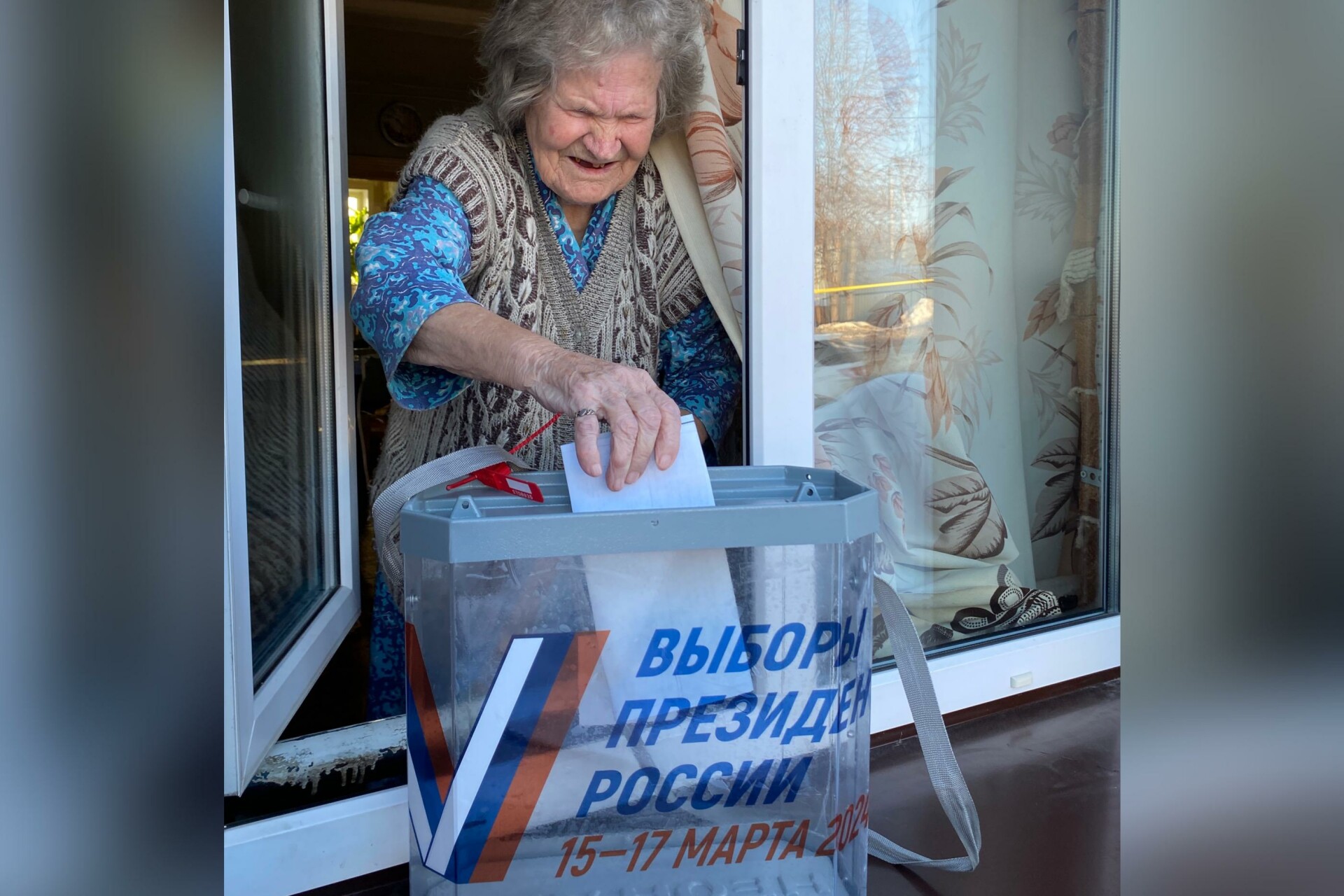 Старейшие избирательницы Лаишево проголосовали на выборах Президента РФ