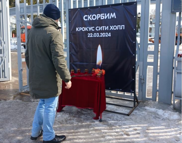В Альметьевске организован стихийный мемориал и приспущены государственные флаги