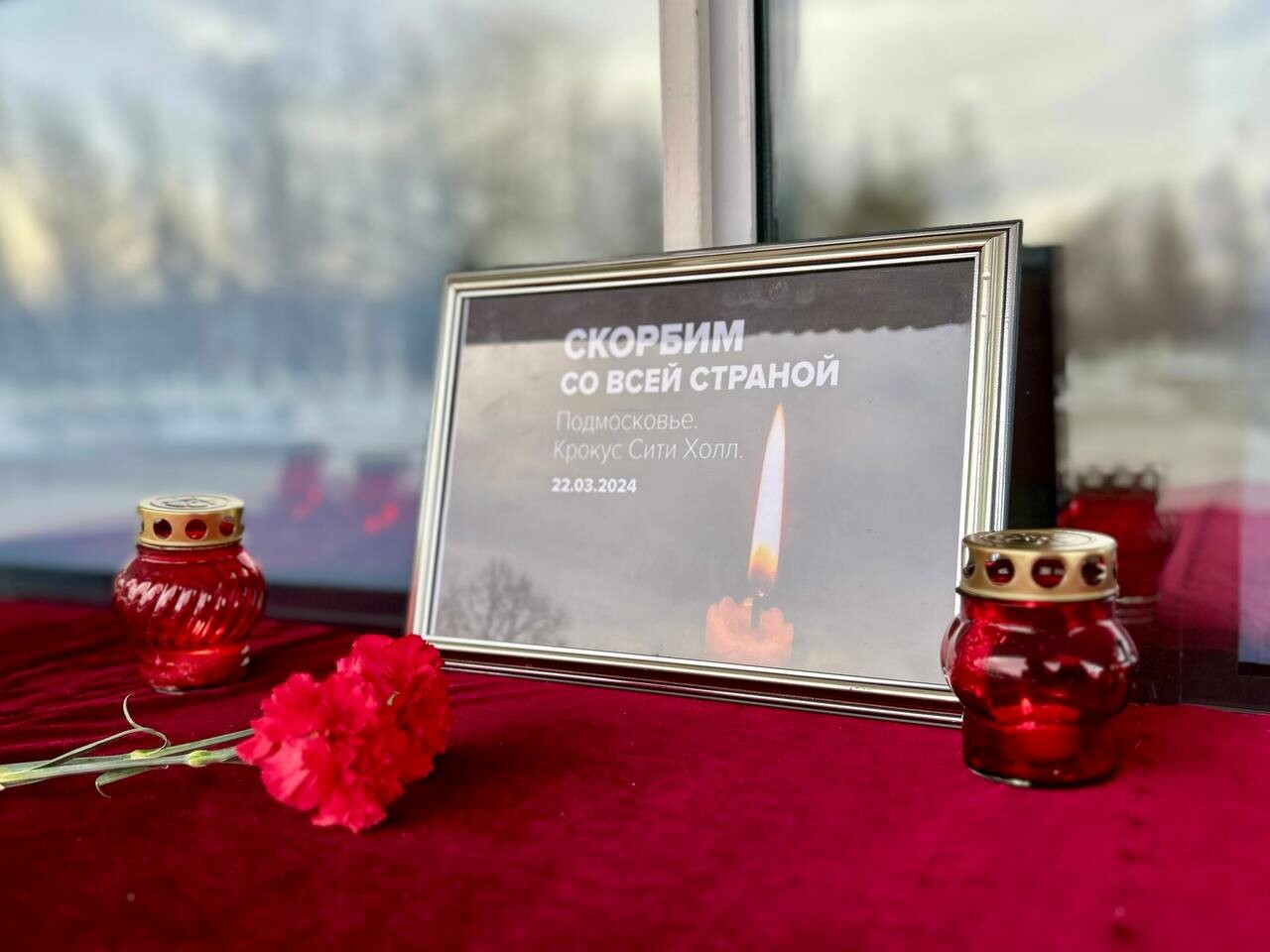 Нижнекамцы несут цветы и лампады к мемориалу в память о жертвах в «Крокус Сити Холле»