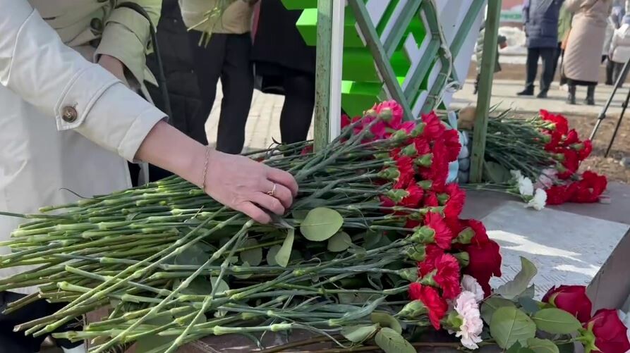 Зеленодольцы несут цветы, свечи и игрушки к мемориалу жертвам теракта в «Крокусе»