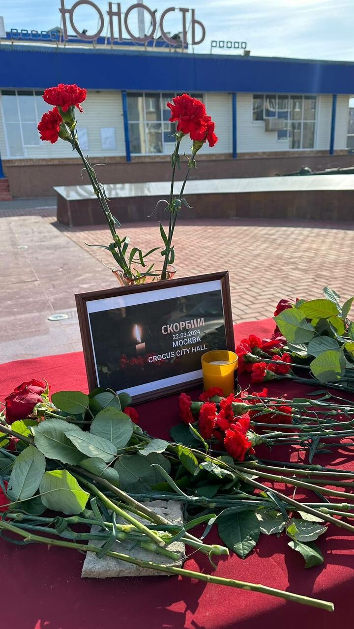Беляев возложил цветы к мемориалу в Менделеевске: Скорбим о гибели невинных