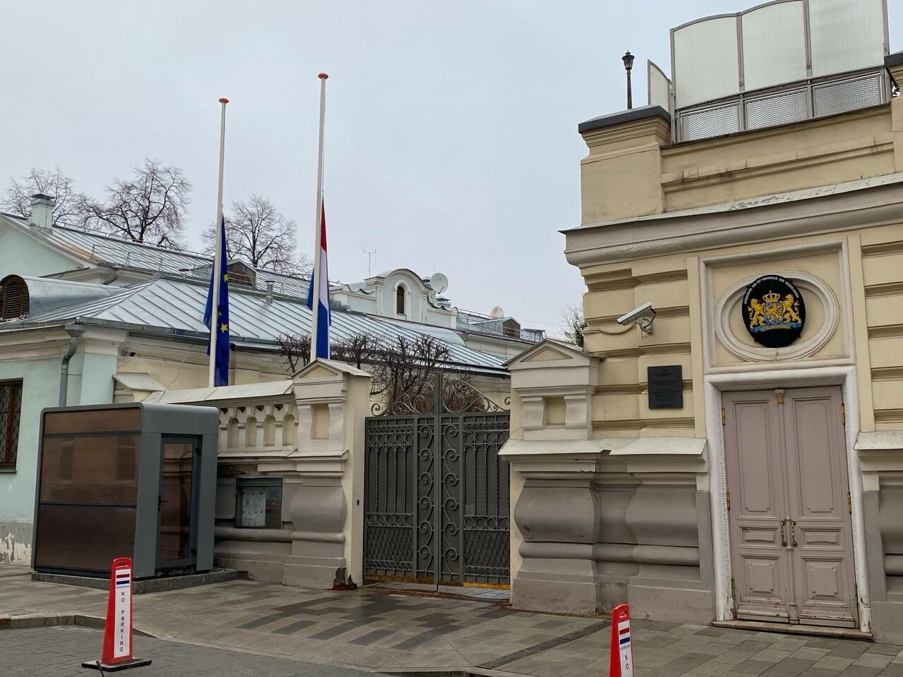 Посольства США и других стран в Москве приспустили флаги в знак солидарности
