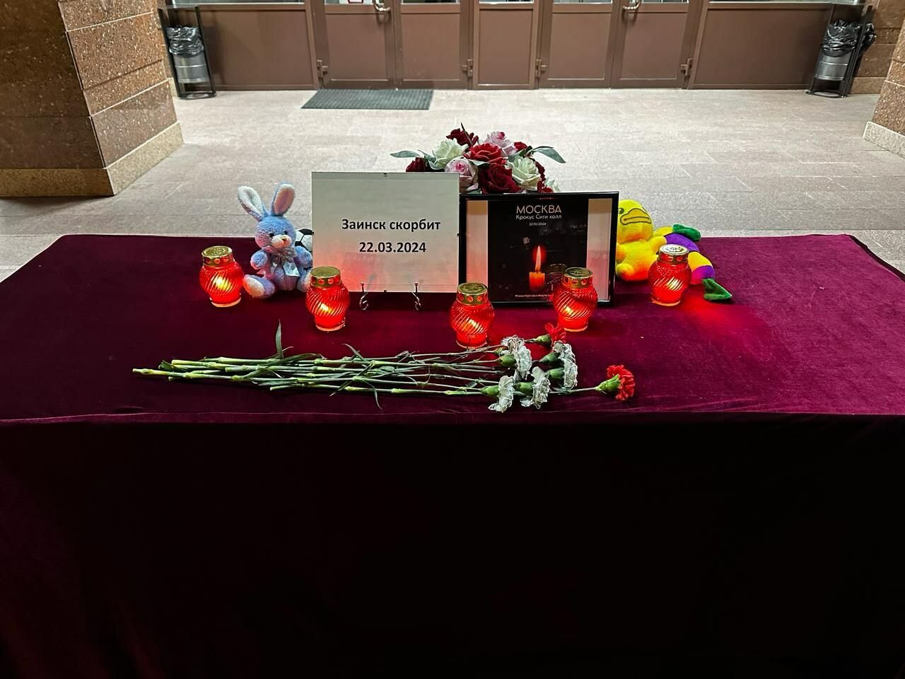 Жители Заинска несут цветы к мемориалу жертвам теракта в «Крокусе»