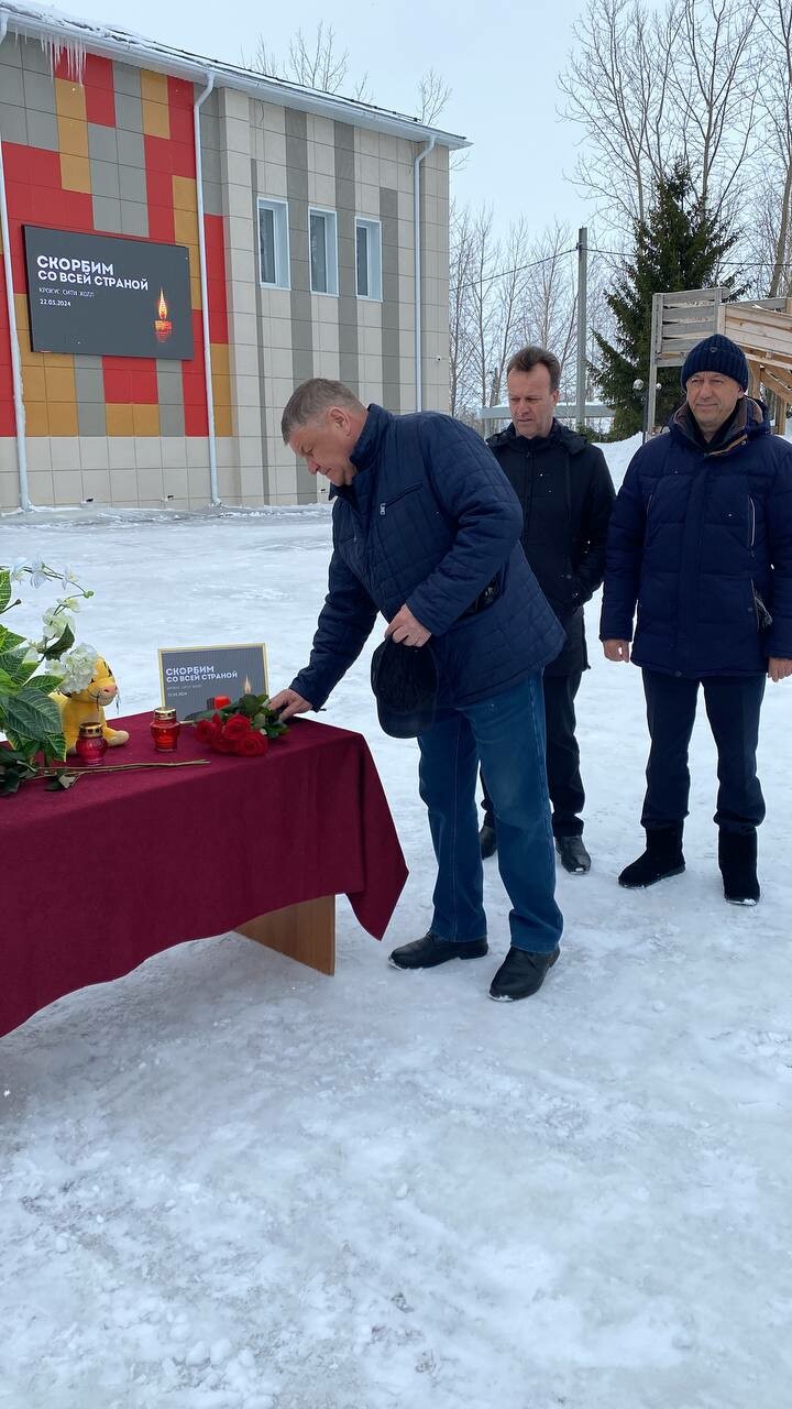 В Новошешминске появился стихийный мемориал погибшим при теракте в «Крокусе»