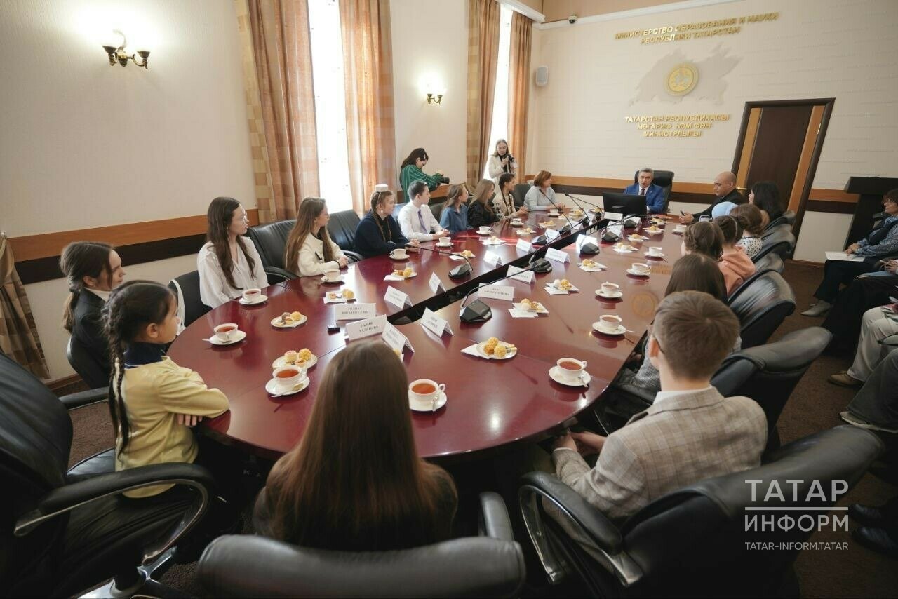 Школьники Татарстана встретились с министром образования РТ Ильсуром Хадиуллиным