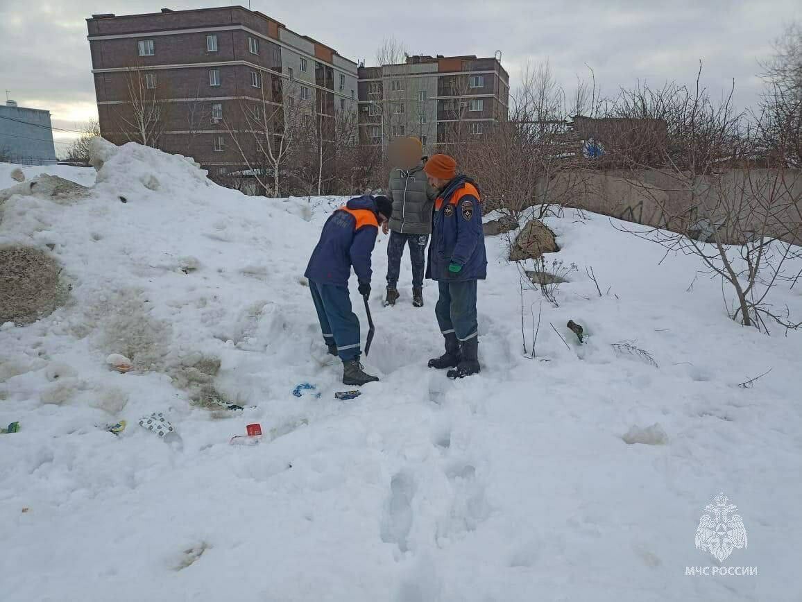 В Казани спасатели помогли мальчику, который ногой застрял в сугробе