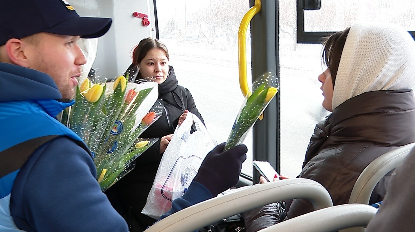 В Челнах пассажиркам общественного транспорта вручали тюльпаны