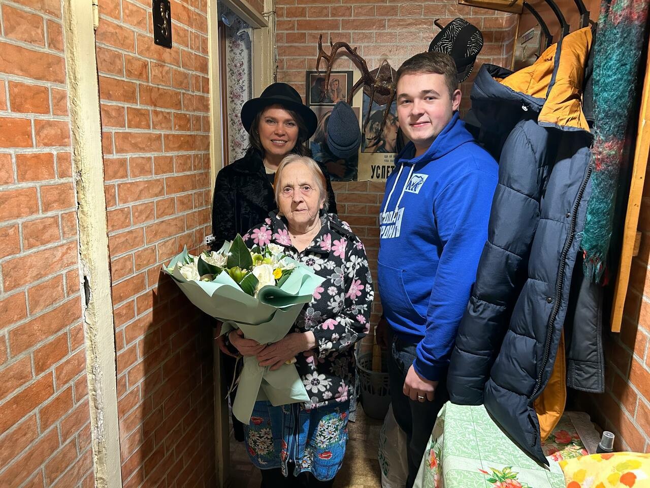 Молодогвардейцы Татарстана поздравили с 8 Марта ветерана Великой Отечественной