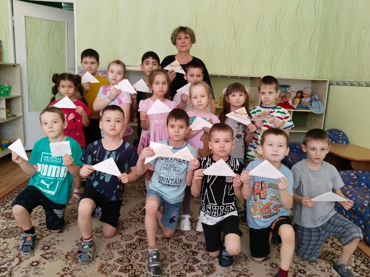 «Чтобы я мог спокойно ходить в садик»: дети из Менделеевска приготовили письма бойцам СВО