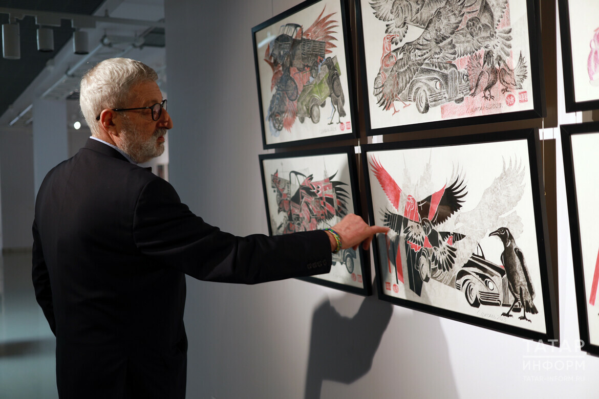 «Графика ради графики»: стрекозы, страусы и медузы Сергея Цигаля заполнили ГСИ Музея ИЗО