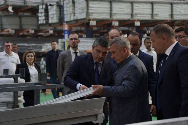 Минниханов посетил производство алюминиевого профиля в Навои