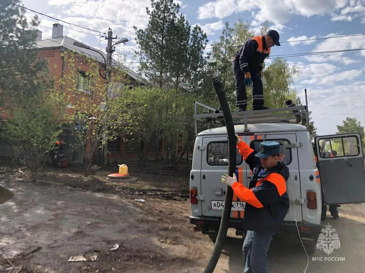 Отряд МЧС из Татарстана продолжает откачивать воду в подтопленном Оренбурге