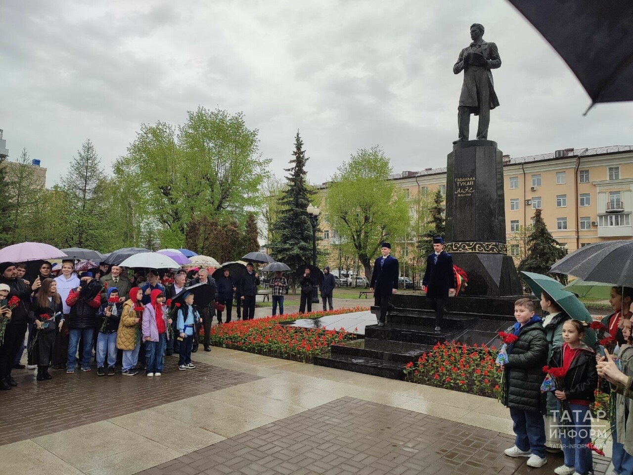 Татарская общественность возложила цветы к памятнику Габдуллы Тукая