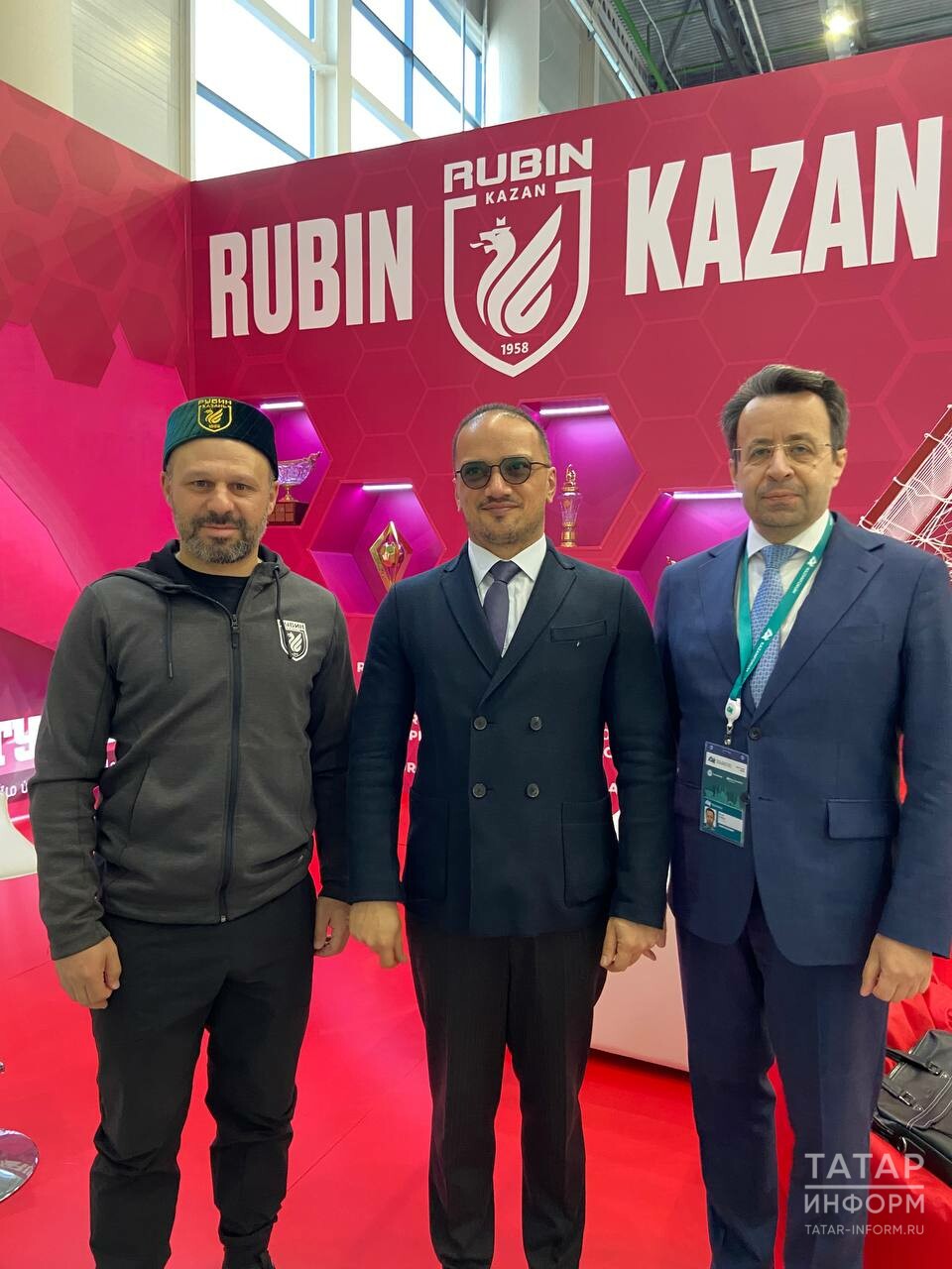 Карадениз в тюбетейке посетил стенд «Рубина» на KazanForum и сфотографировался с гостями