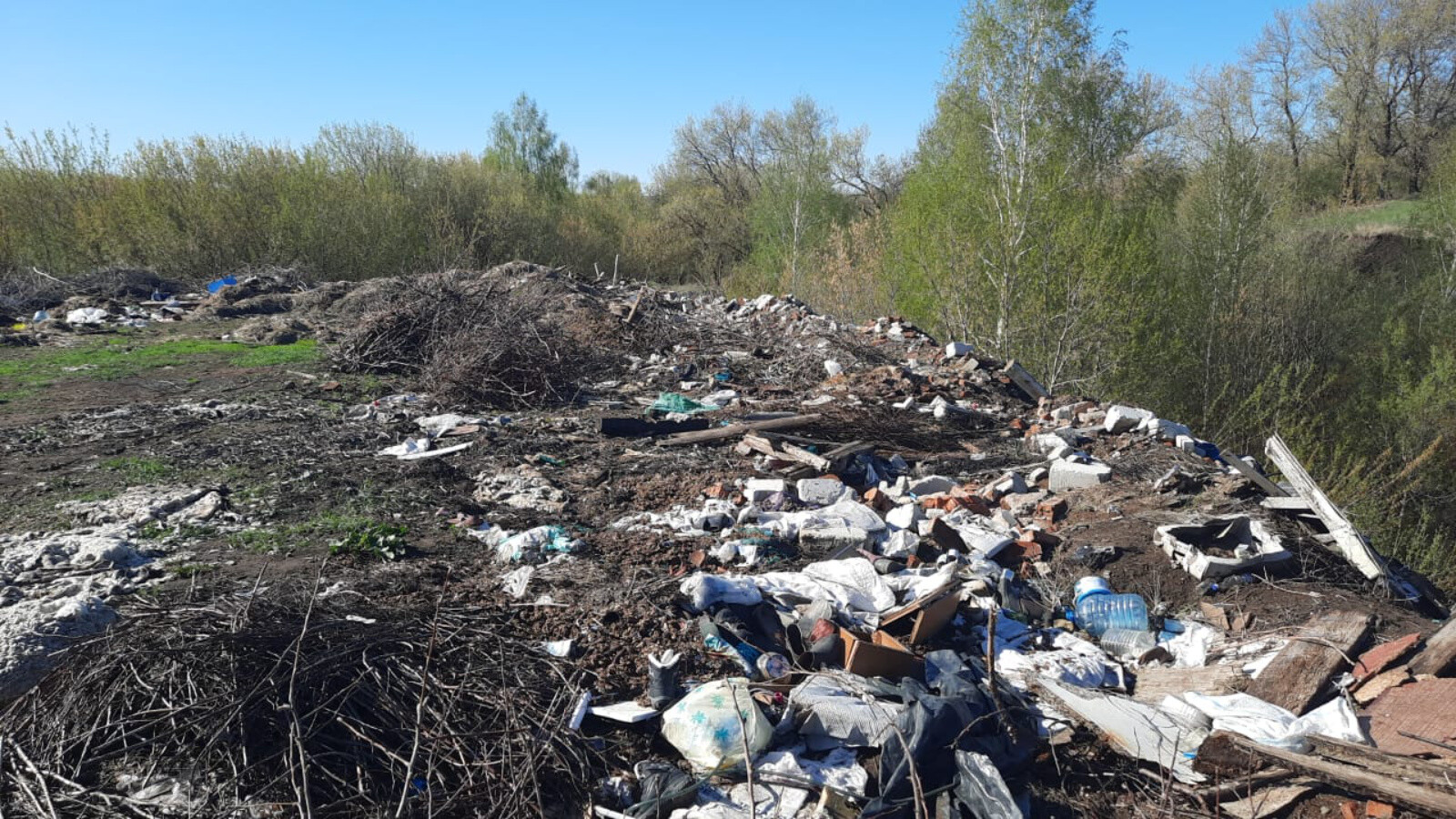 На окраине деревни в Кайбицком районе экологи нашли незаконную свалку стройотходов
