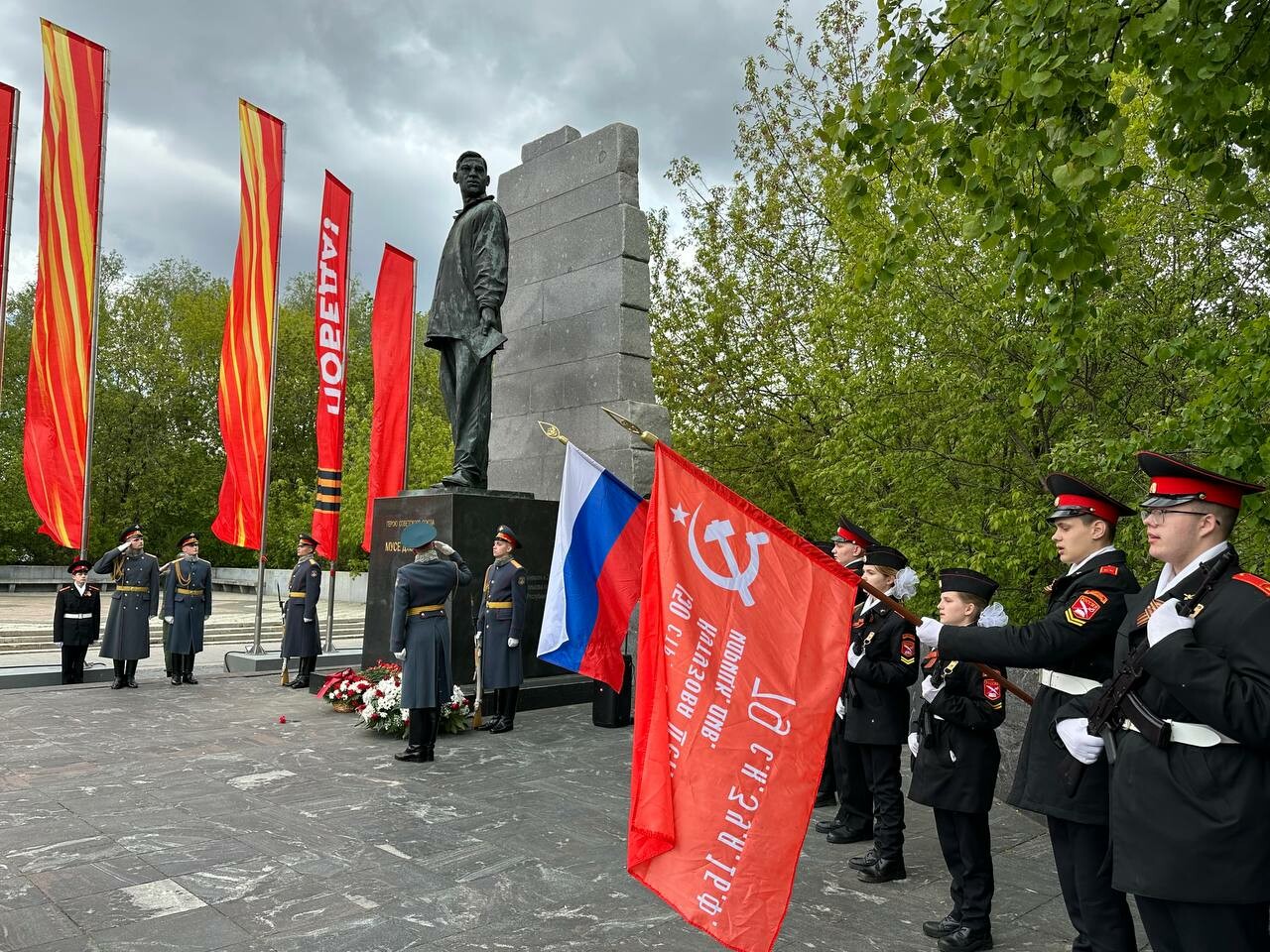 «Символ бессмертия и героизма»: в Москве возложили цветы к памятнику Мусе Джалилю