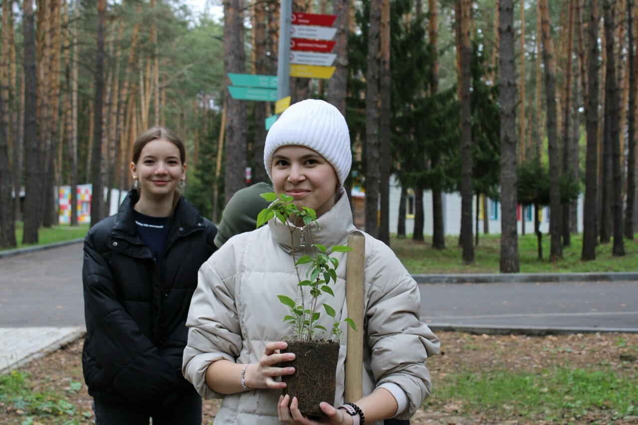 Татарстанская молодежь высадила саженцы сирени в преддверии Дня Победы