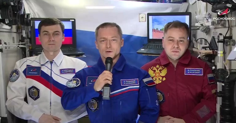 Космонавты поздравили россиян с Днем народного единства с борта МКС