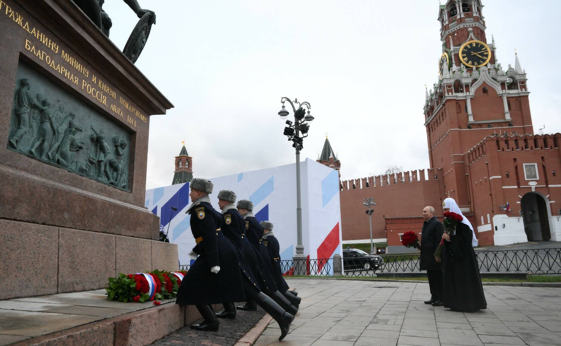 Путин возложил цветы к монументу Минину и Пожарскому