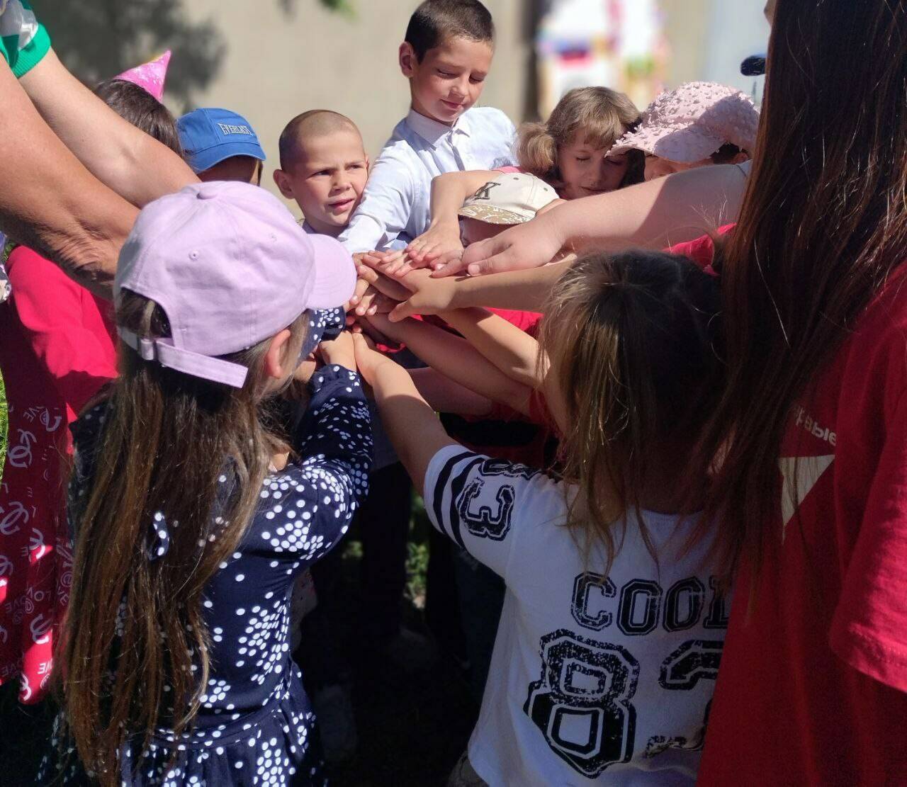Жители поселка Запорожской области поблагодарили Ольгу Павлову за детский праздник