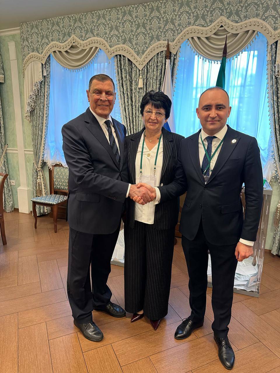 Қара жігіттер менің әйелімді трахает ететін онлайн видео